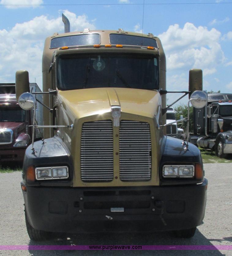 image for item J8557 1999 Kenworth T600 semi truck