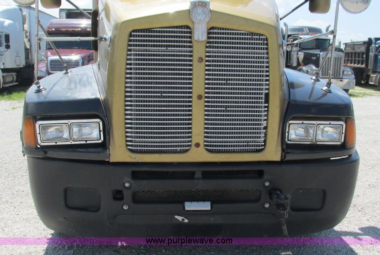 image for item J8557 1999 Kenworth T600 semi truck