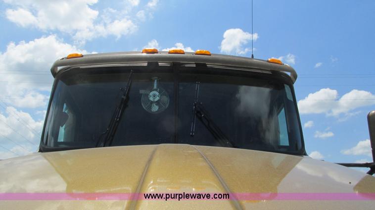 image for item J8557 1999 Kenworth T600 semi truck