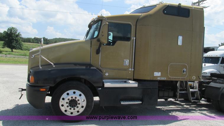 image for item J8557 1999 Kenworth T600 semi truck
