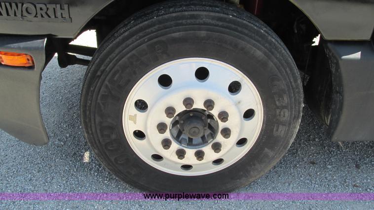 image for item J8557 1999 Kenworth T600 semi truck