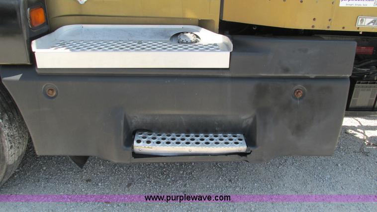 image for item J8557 1999 Kenworth T600 semi truck