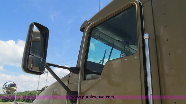 image for item J8557 1999 Kenworth T600 semi truck