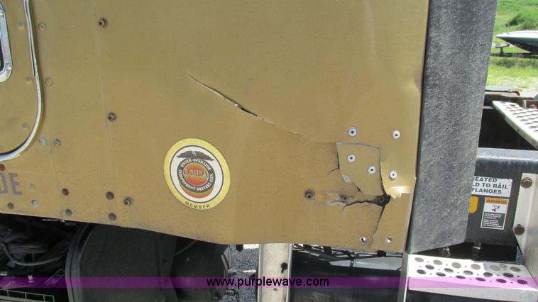 image for item J8557 1999 Kenworth T600 semi truck