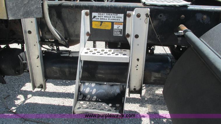 image for item J8557 1999 Kenworth T600 semi truck