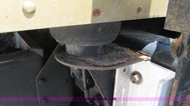 image for item J8557 1999 Kenworth T600 semi truck