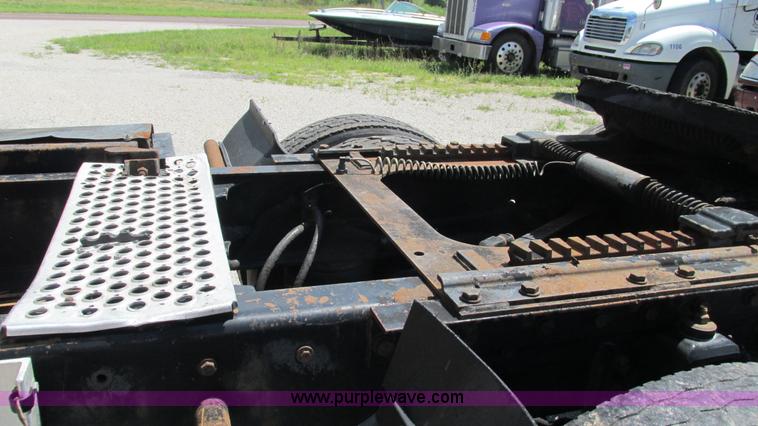 image for item J8557 1999 Kenworth T600 semi truck