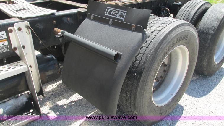 image for item J8557 1999 Kenworth T600 semi truck