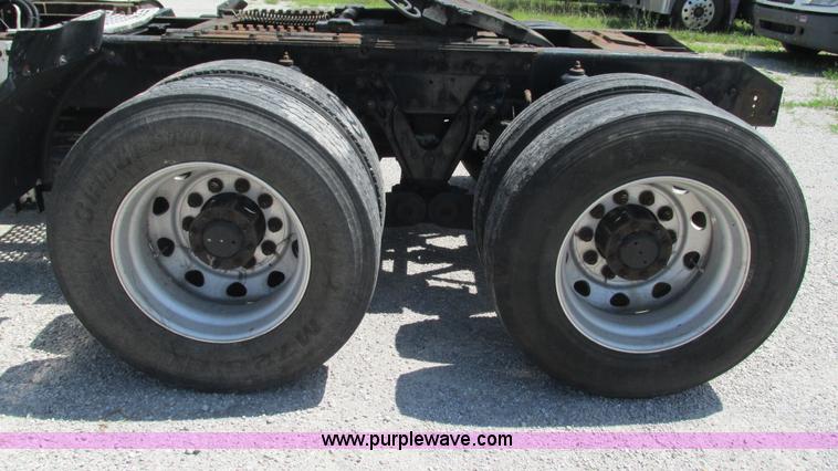 image for item J8557 1999 Kenworth T600 semi truck