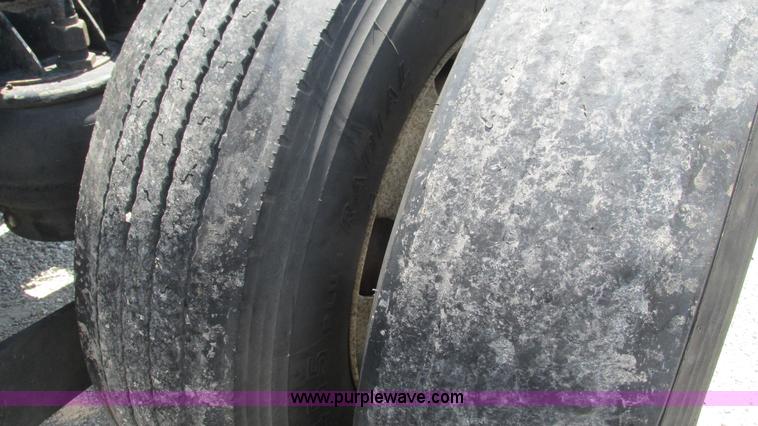 image for item J8557 1999 Kenworth T600 semi truck