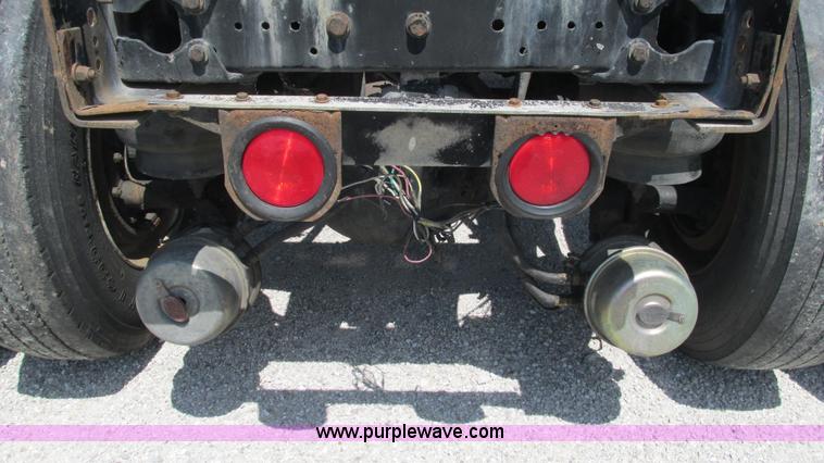 image for item J8557 1999 Kenworth T600 semi truck