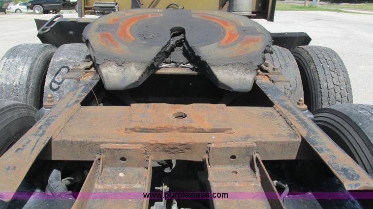 image for item J8557 1999 Kenworth T600 semi truck