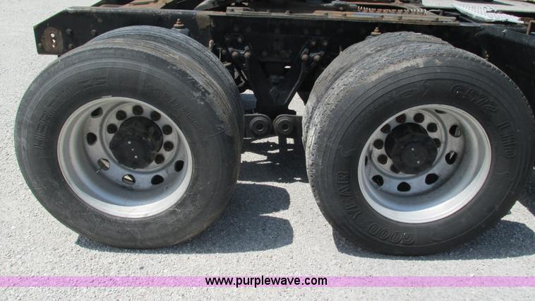 image for item J8557 1999 Kenworth T600 semi truck