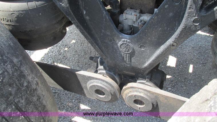 image for item J8557 1999 Kenworth T600 semi truck