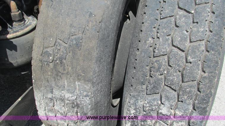 image for item J8557 1999 Kenworth T600 semi truck