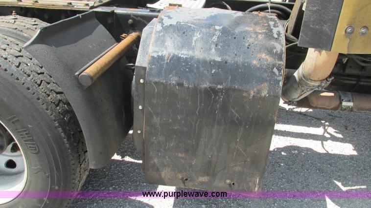 image for item J8557 1999 Kenworth T600 semi truck