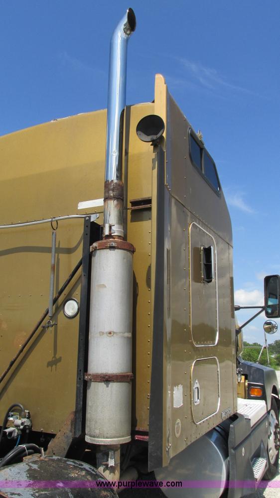 image for item J8557 1999 Kenworth T600 semi truck