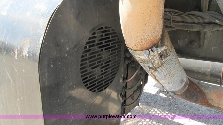 image for item J8557 1999 Kenworth T600 semi truck