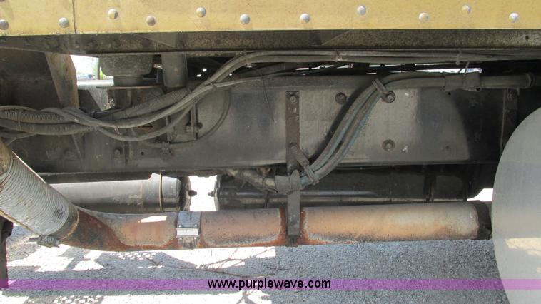 image for item J8557 1999 Kenworth T600 semi truck