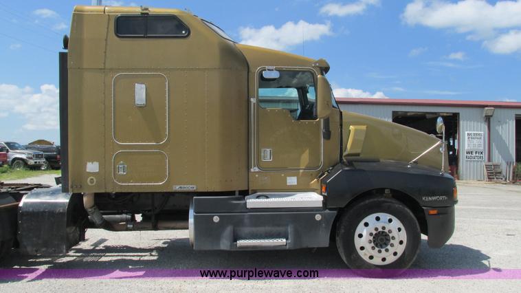 image for item J8557 1999 Kenworth T600 semi truck