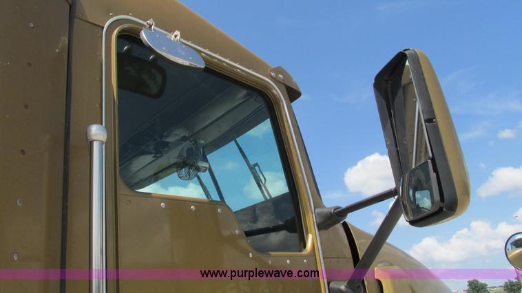 image for item J8557 1999 Kenworth T600 semi truck