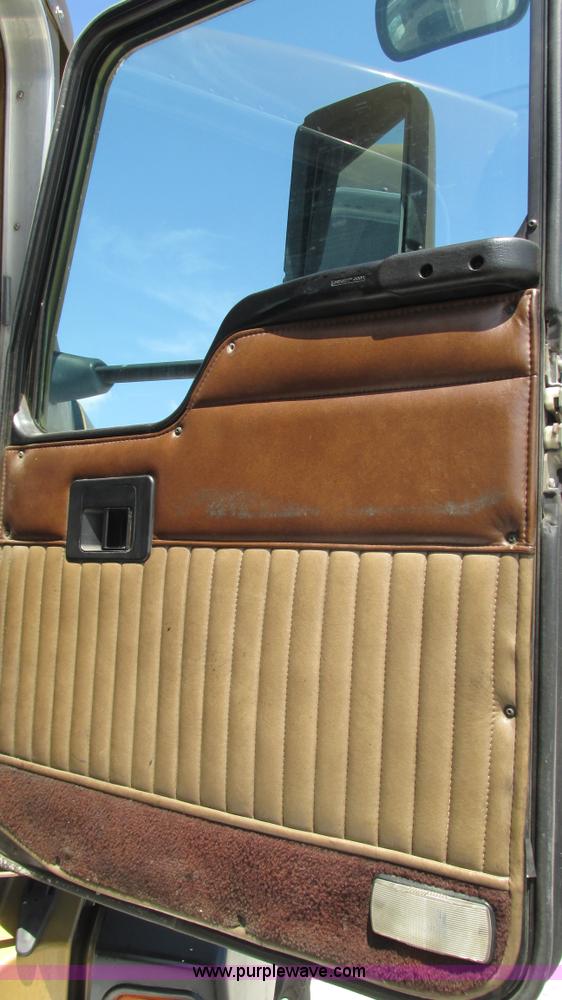 image for item J8557 1999 Kenworth T600 semi truck