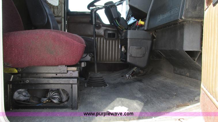 image for item J8557 1999 Kenworth T600 semi truck