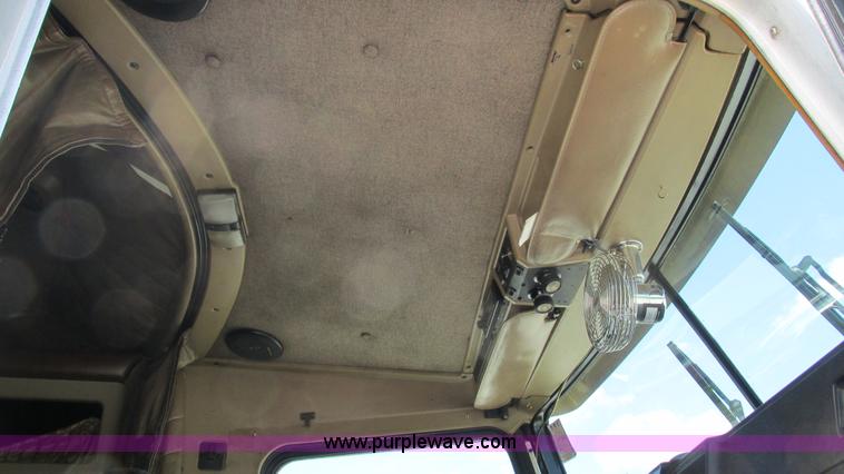 image for item J8557 1999 Kenworth T600 semi truck