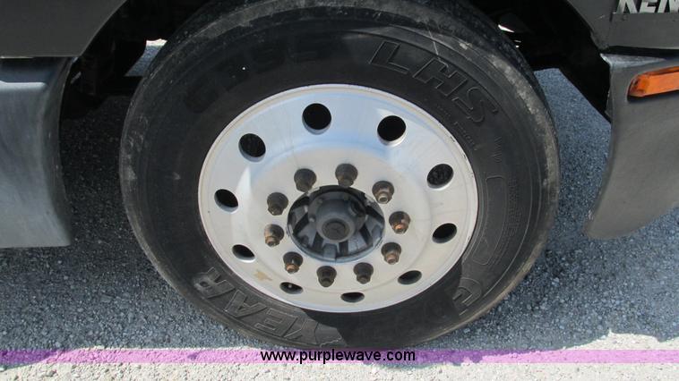 image for item J8557 1999 Kenworth T600 semi truck