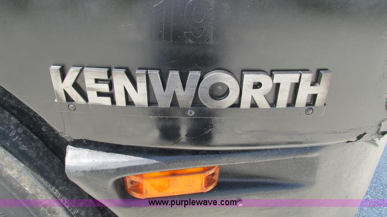 image for item J8557 1999 Kenworth T600 semi truck