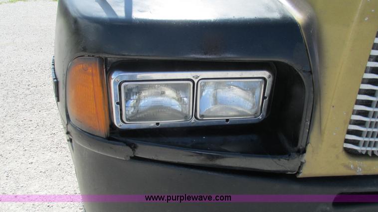 image for item J8557 1999 Kenworth T600 semi truck