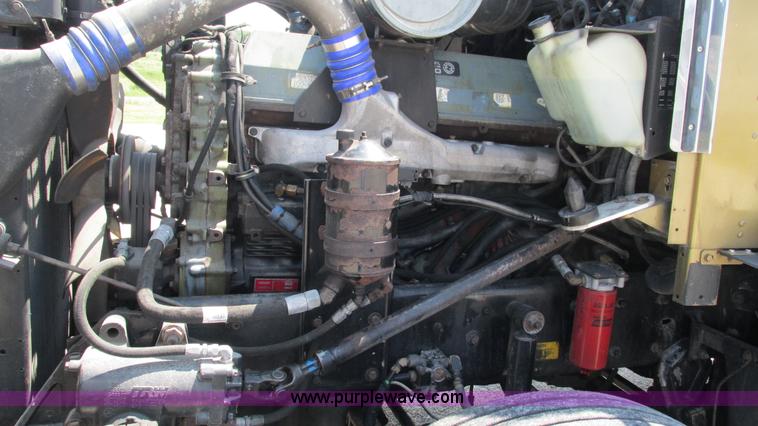 image for item J8557 1999 Kenworth T600 semi truck