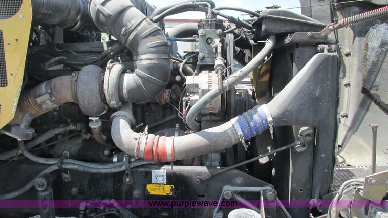 image for item J8557 1999 Kenworth T600 semi truck