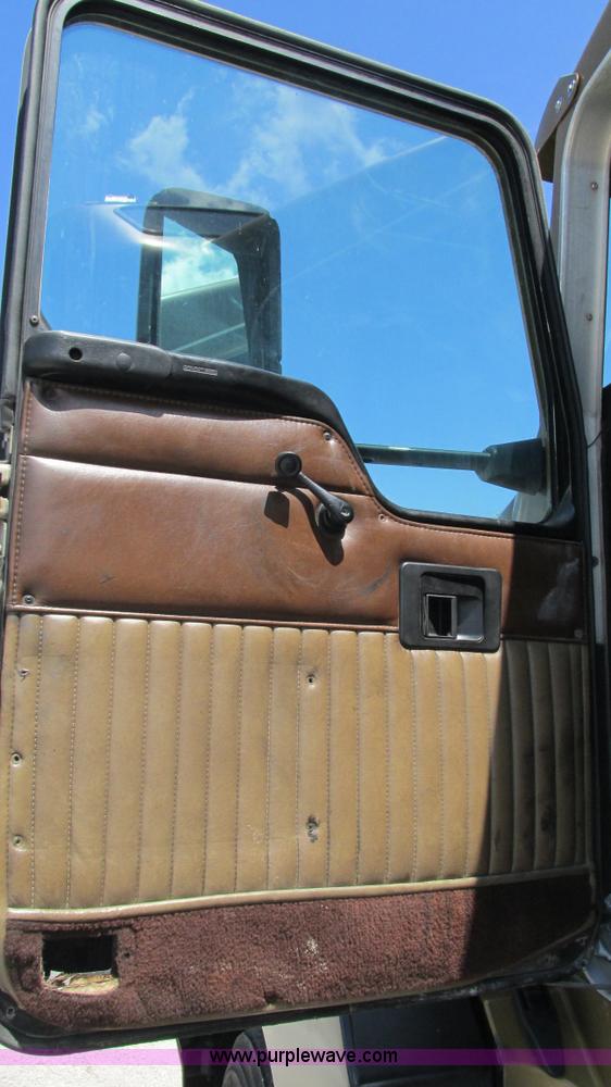 image for item J8557 1999 Kenworth T600 semi truck