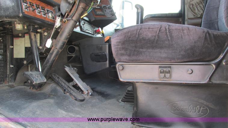 image for item J8557 1999 Kenworth T600 semi truck