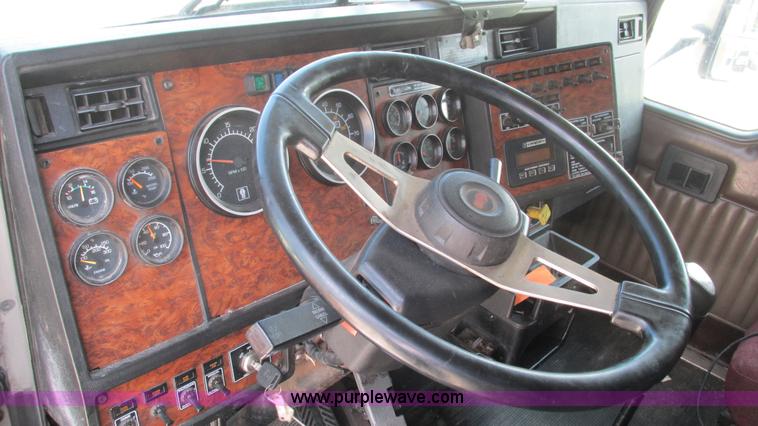 image for item J8557 1999 Kenworth T600 semi truck