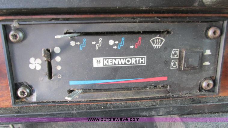 image for item J8557 1999 Kenworth T600 semi truck