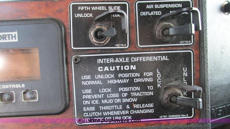 image for item J8557 1999 Kenworth T600 semi truck