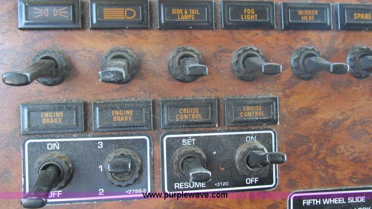 image for item J8557 1999 Kenworth T600 semi truck