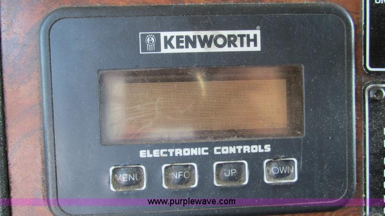 image for item J8557 1999 Kenworth T600 semi truck