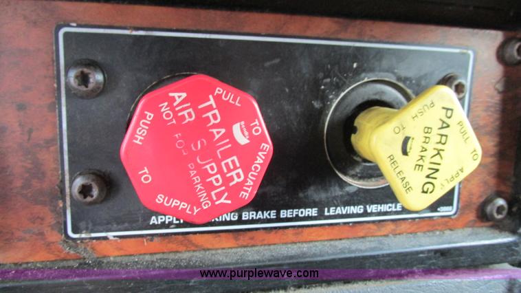 image for item J8557 1999 Kenworth T600 semi truck