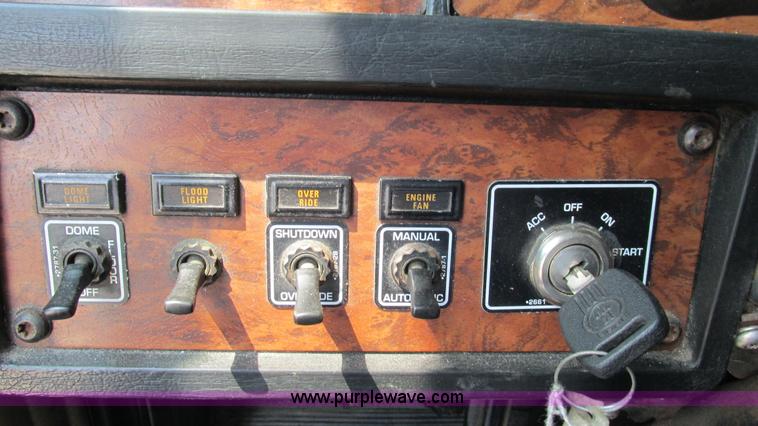 image for item J8557 1999 Kenworth T600 semi truck