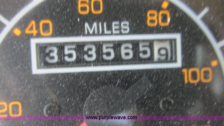 image for item J8557 1999 Kenworth T600 semi truck