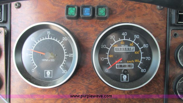 image for item J8557 1999 Kenworth T600 semi truck