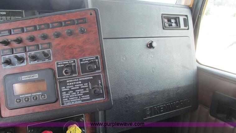 image for item J8557 1999 Kenworth T600 semi truck