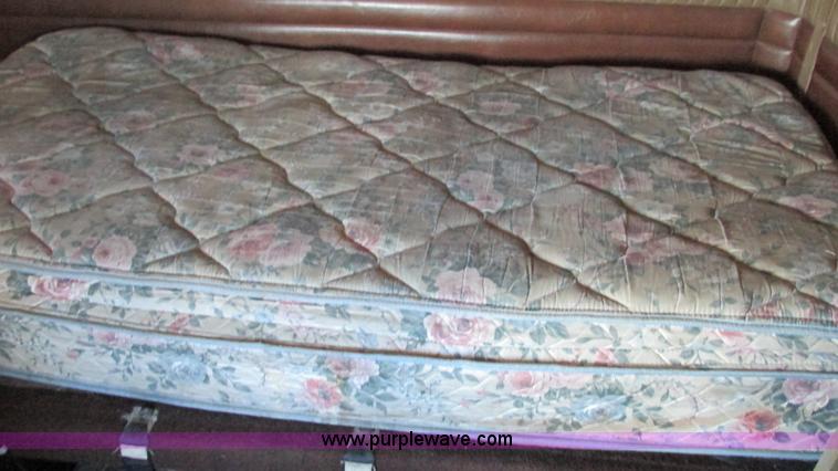 image for item J8557 1999 Kenworth T600 semi truck