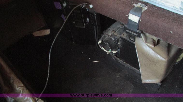 image for item J8557 1999 Kenworth T600 semi truck