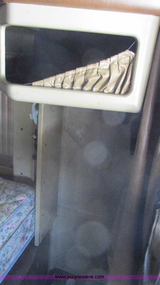 image for item J8557 1999 Kenworth T600 semi truck