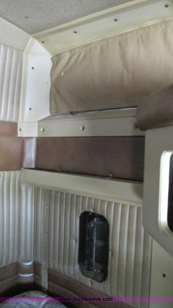 image for item J8557 1999 Kenworth T600 semi truck