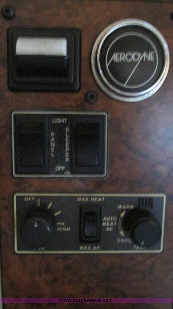 image for item J8557 1999 Kenworth T600 semi truck